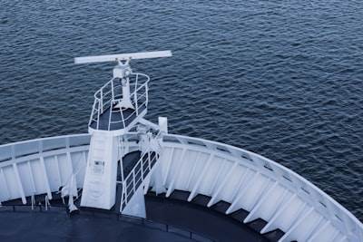Evaluación dinámica y adaptativa de control remoto de barcos autónomos mediante aprendizaje federado bayesiano