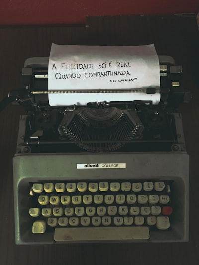 Generación contrafactual de escritura estudiantil con la Máquina Gumbel