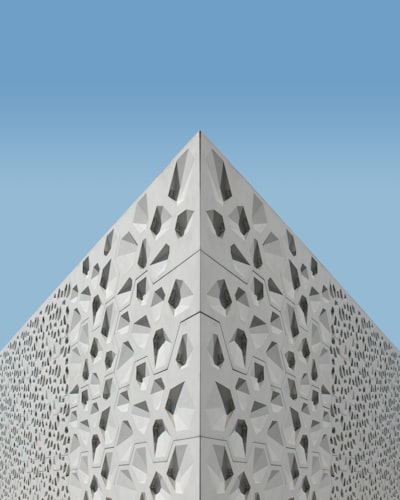 Una arquitectura para invarianza bajo cualquier grupo espacial