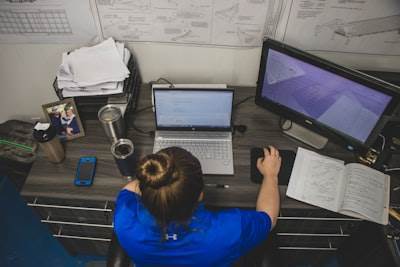 Cómo los servicios personalizados de software empresarial mejoran la sostenibilidad del trabajo remoto