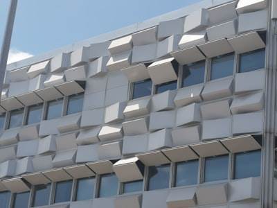 Generación paramétrica de fachadas para optimizar sombra solar y microclima urbano