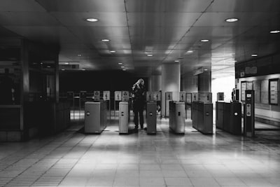¿El desarrollo del portal de autoservicio para empleados cumple con las regulaciones de protección de datos?