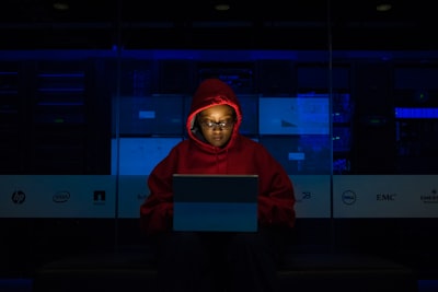 Los gigantes tecnológicos se unen en inteligencia artificial ante amenazas de ciberseguridad y volatilidad del mercado.