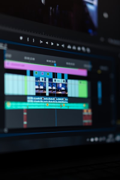 EVIS: Segmentación de video referencial con aprendizaje híbrido