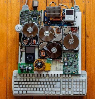 ¿Hardware o Software? El debate sobre quién llegó primero realmente.