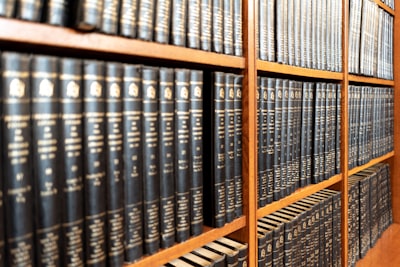 Benefits of Domain Knowledge Injection for Legal Document Summarization: A Case Study on Indian Court Rulings in English and Hindi