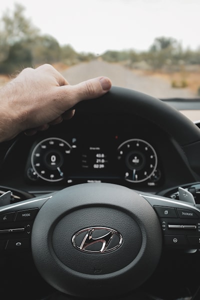 Un sedán económico que sorprende al volante