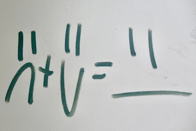 PAINT: Entrenamiento Interpolado y Adaptativo de Solución Parcial para Razonadores Autodestilados