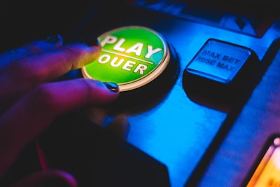 Desarrollo de software por hora y tokens en el futuro digital.