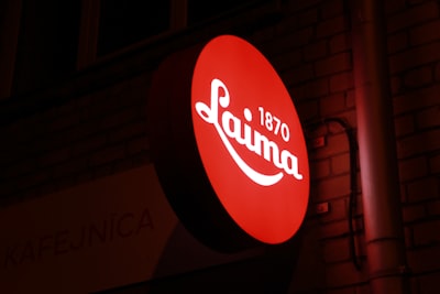 LUMINA: Modelo fundamental de red para benchmark de aprendizaje sustituto en flujo de potencia óptimo en CA
