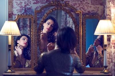 Who's the Most Beautiful in This Mirror on the Screen?