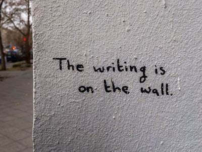 Texto original en español: "Escribir es probablemente el peor caso de uso del IA"
Respuesta final: "Peor caso de uso del IA: la escritura"