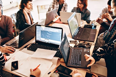 Estrategias de resiliencia y monitoreo para intranets modernas