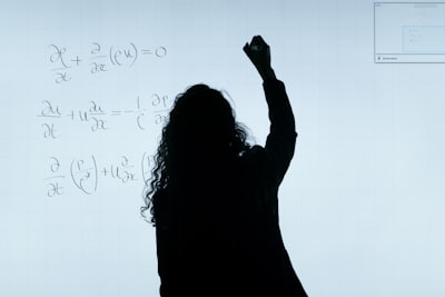 LLMs en educación matemática: rendimiento, ansiedad y confianza en estudiantes simulados