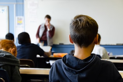 Factores clave del desempeño académico según SAEB