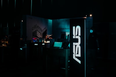 Case abierto Asus: diseño innovador con un logo polémico