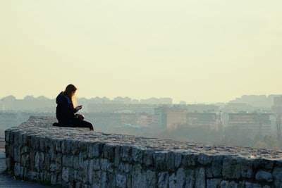 Recuperando la Perspectiva en la Era de los Algoritmos: Desde el Agotamiento Suicida a la Construcción de Ruvo