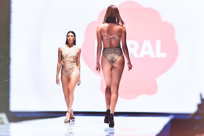 ¿Los modelos justos razonan justamente? Consistencia contrafactual para equidad procesal