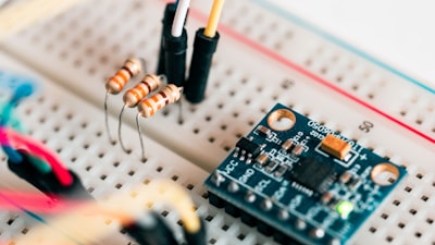 CircuitLasso: interpretación eficiente de LLMs con regresión dispersa