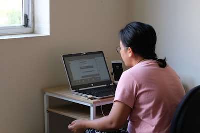 ¿Cómo la automatización de la plataforma de tutoría en línea apoya la sostenibilidad y eficiencia?