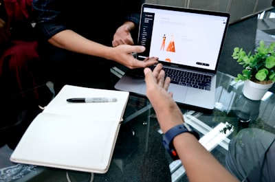 Beneficios del feedback de usuarios en software a medida