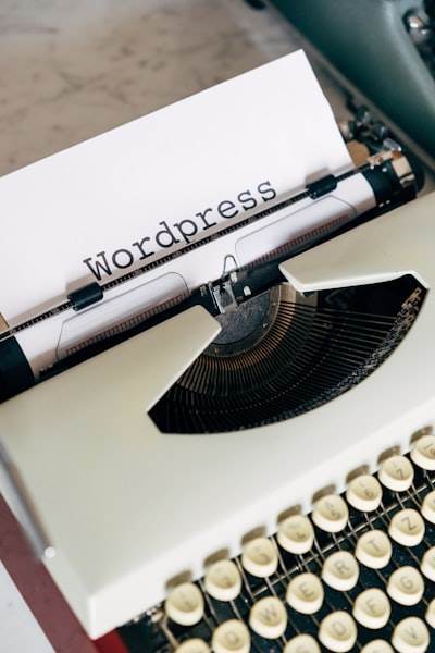 Comparación de conversión en 2026: WordPress personalizado vs Constructores de Temas