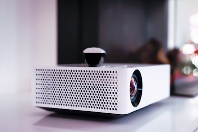Este proyector portátil de LG incluye una barra de sonido gratuita