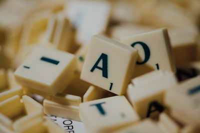 Modelos de lenguaje y programas lógicos para un razonamiento tributario confiable