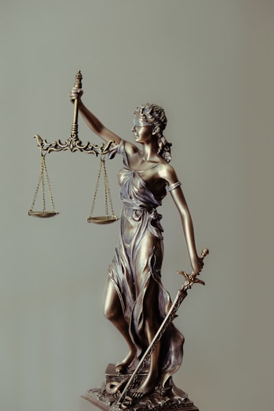 Identificación del Mejor Brazo con Jueces LLM y Humanos Limitados
