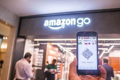 Por qué los minoristas optan por invertir en inteligencia artificial para el servicio al cliente telefónico