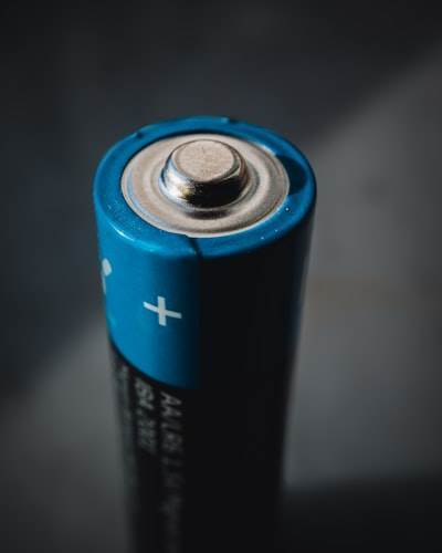 Una nueva batería para la IA: rompiendo la maldición energética