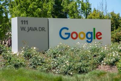 Google demanda a empresa por scraping de datos