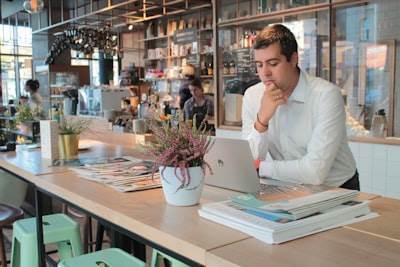 Workday simplifica la nómina global para empresas medianas.