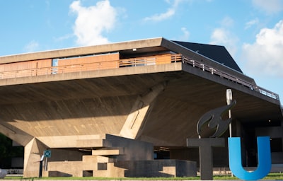 Una arquitectura unificada para leyes de escalado en sistemas de recomendación