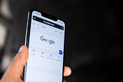 Google advierte contra apps externas, pero las estafas reales están en Play Store