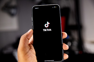 Pipeline autónomo de IA para viralizar en TikTok en 2026