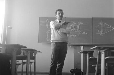 Exposición adaptativa del maestro en autodestilación para razonamiento de LLM