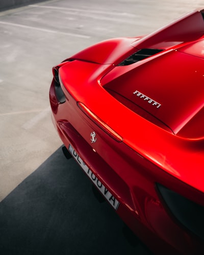 Ferrari debuta su primer vehículo eléctrico con diseño de Jony Ive