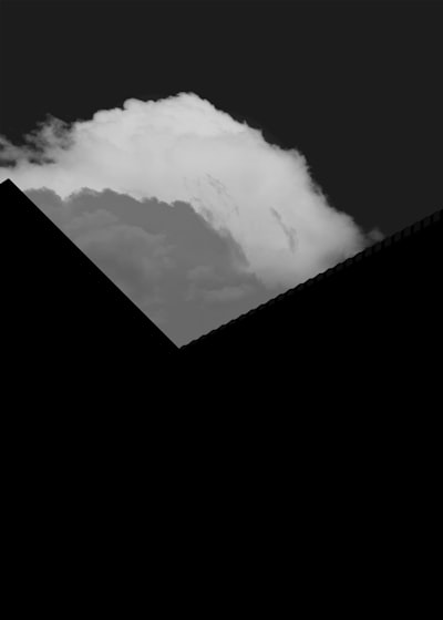 Picos grandes en el descenso de gradiente estocástico: Una perspectiva de grandes desviaciones