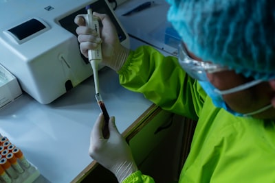 Detección de imágenes generadas por IA con explicación forense.