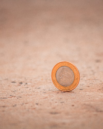 Optimización de políticas restringidas para agentes LLM rentables
