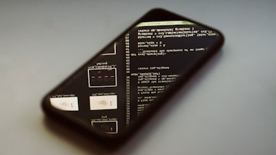 El legado del código de los años 1980 en la fiabilidad moderna y sus errores