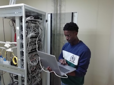 Ingenieros actualizan destrezas para centros de datos de IA