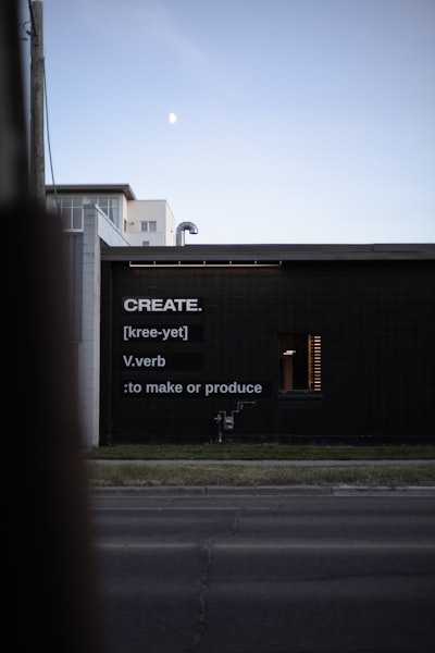 ¿Cómo opera una empresa de creación comercial impulsada por IA?