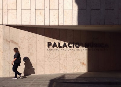 Alineación pluralista de valores en LLMs con correlación total