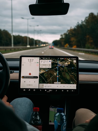 De puntos GPS a patrones de viaje: generación semántica con LLMs