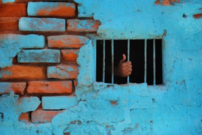 Explotando el compromiso ocultación-reconstrucción en MLLMs para Jailbreak