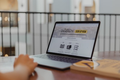 ¿Moodle o e-KHOOL? La mejor plataforma para tu institución