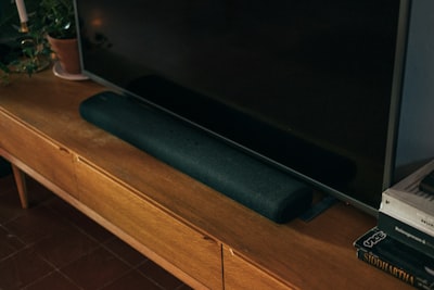 Por qué esconder tu soundbar reduce la calidad del audio