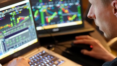 Cómo elegir entre trading spot y futuros perpetuos